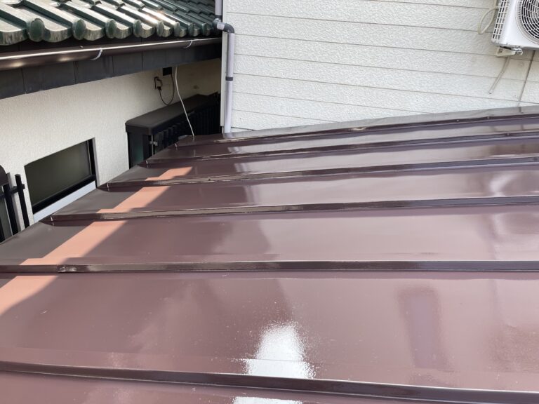 板金屋根の中塗り塗装終了です