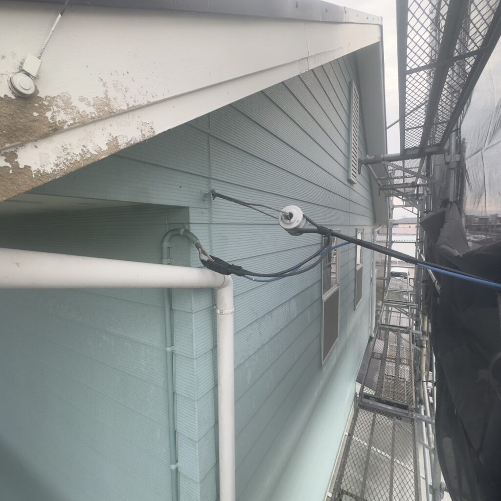 小山市の屋根外壁塗装工事で板金部錆止め塗装をしました