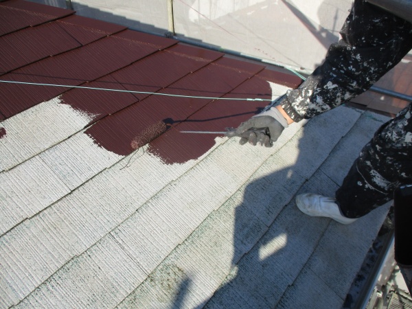 コロニアル屋根の中塗りローラー塗装中です