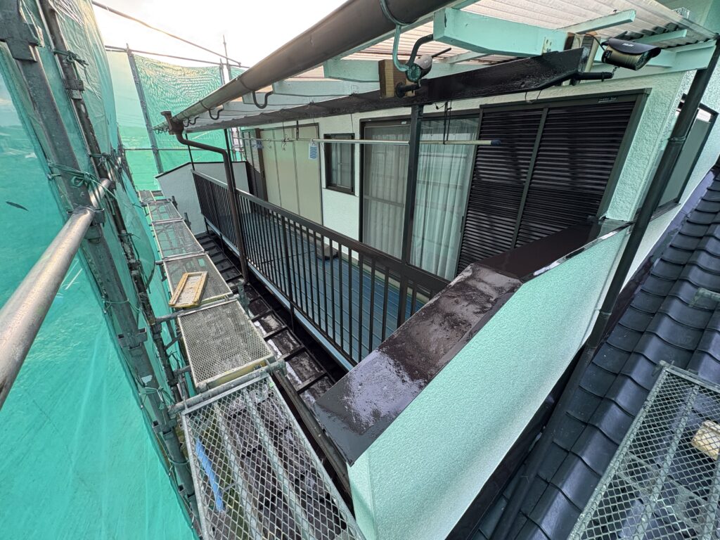手摺と瓦棒屋根の塗装が終了しました