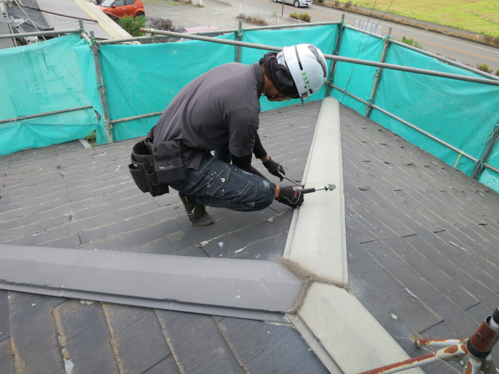 栃木市の屋根カバー工法で下屋根に取り掛かりました。