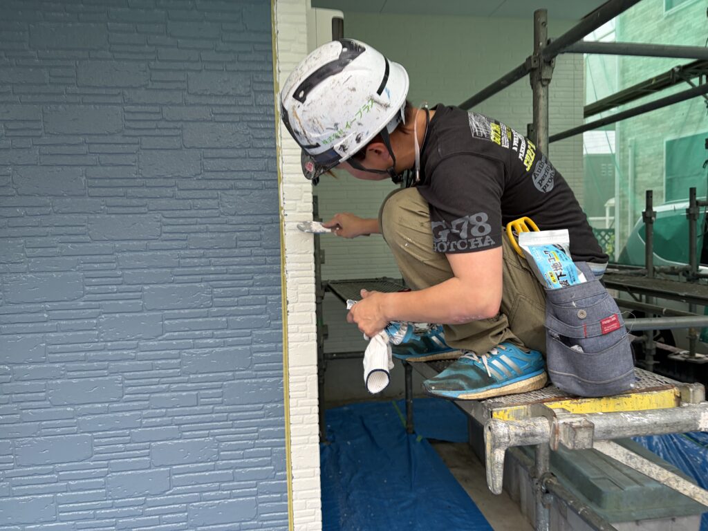 宇都宮市屋根カバー工法外壁塗装濃色外壁の中上塗り塗り分け補修