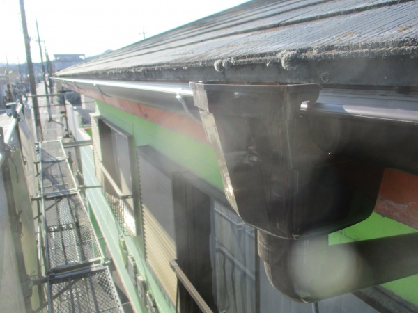 鹿沼市商業施設雨樋交換工事　軒樋取付け金具交換・排水穴加工