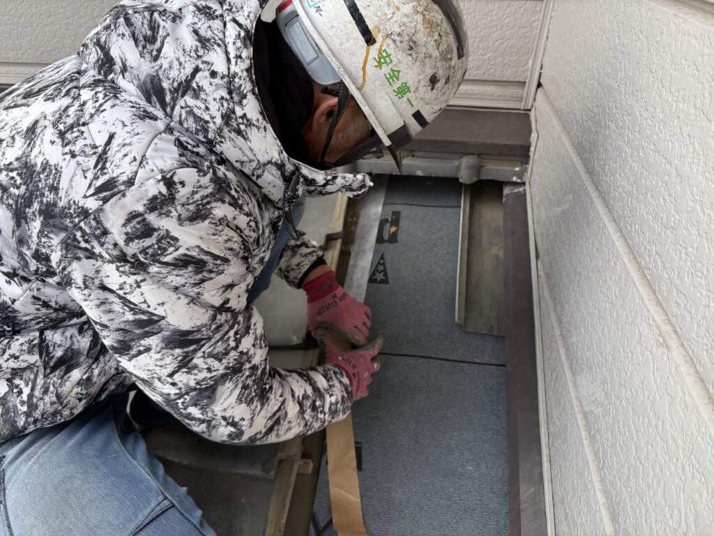 ルーフィング貼り付け中