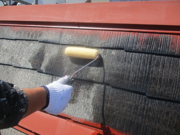 コロニアル屋根の下塗りローラー塗装中です