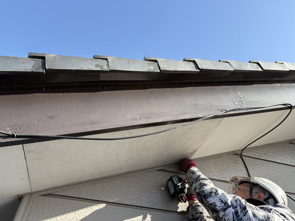 ケイカル板の貼り付け中