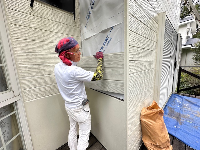 サイディング貼り中です