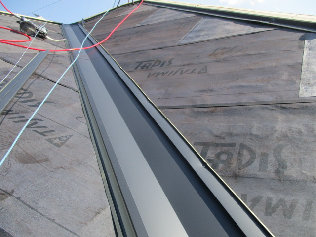 下野市でガルバリウム鋼板屋根材、捨て谷、谷樋取付け