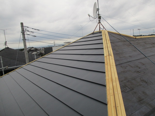 下野市で横暖ルーフアルファーS貼り付け大棟取り合い加工仕上げ