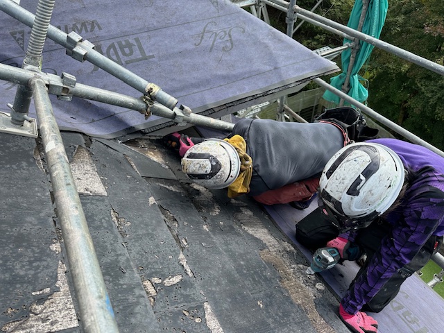 防水シートの敷設作業