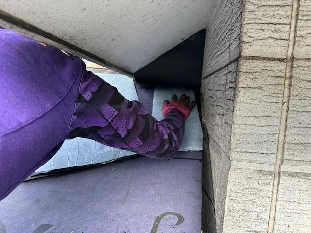 ルーフィングの貼り付け中です