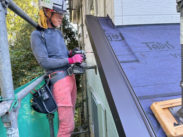 屋根板金の取り付け中です
