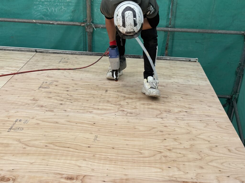 新規野地板貼り付け中