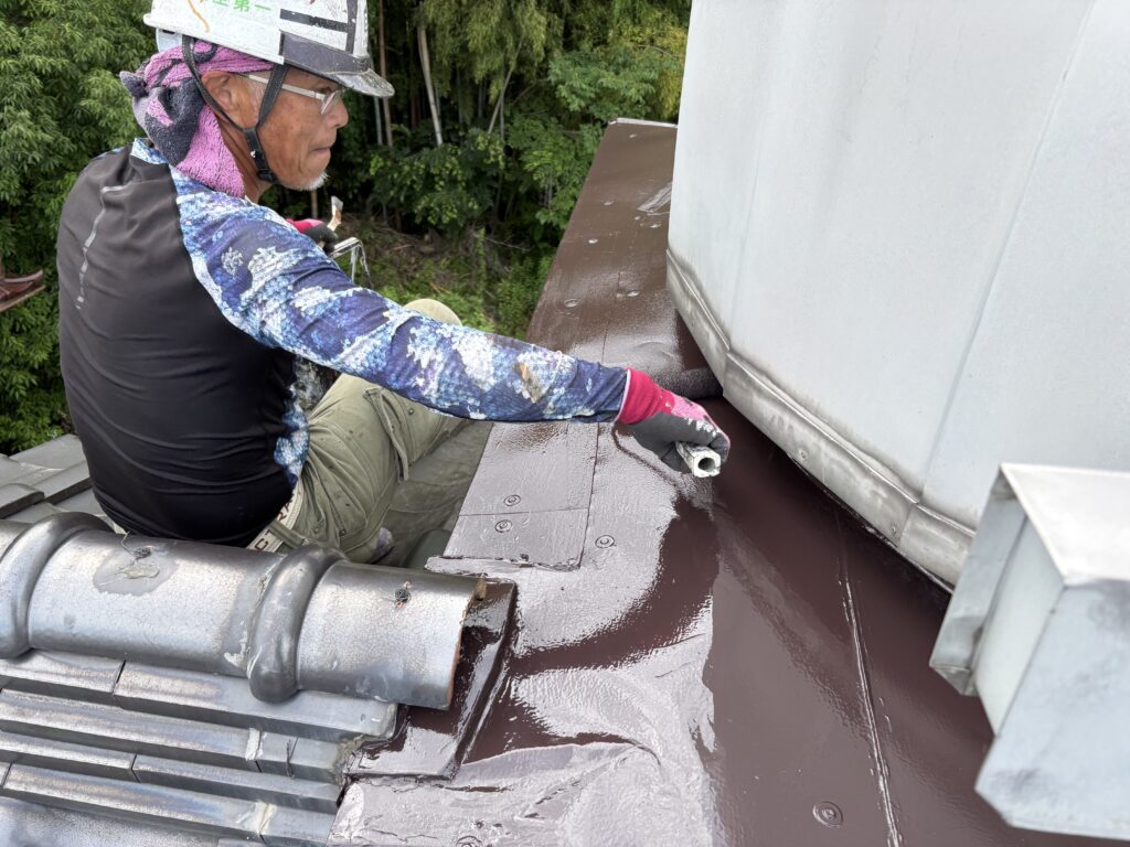 上塗り塗装中