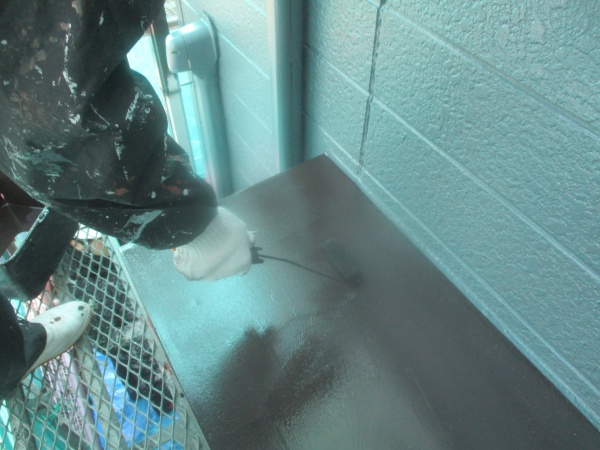 小山市で1階霧よけの上塗り塗装と竪樋　土台水きりの中塗塗装