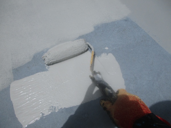 防水材の上塗り1回目ローラー塗装中です