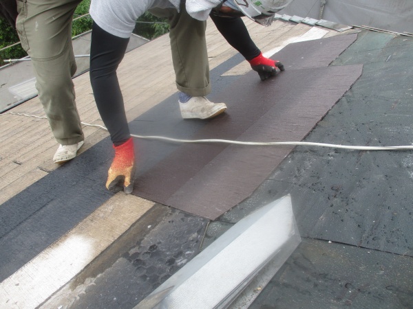 高根沢町で屋根強化プライマーを使いスレート屋根の下塗りをしました