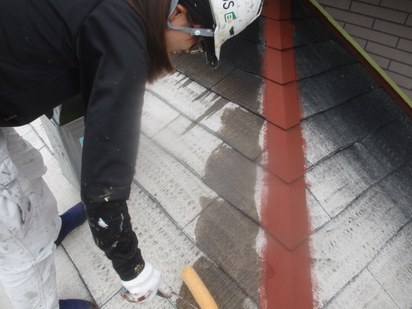 高根沢町でスーパーシリコンルーフを使い屋根の中上塗りをしました