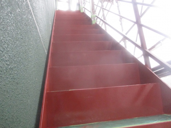 階段鉄部の錆止め塗装が終了しました