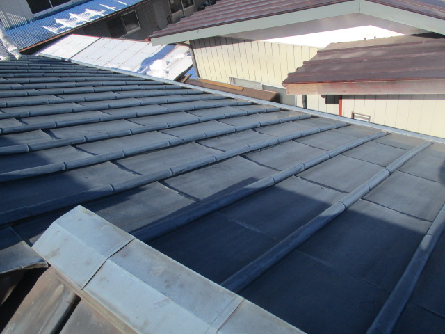 宇都宮市で平屋銅板葺き屋根にスノーフェンスを取りつけました。