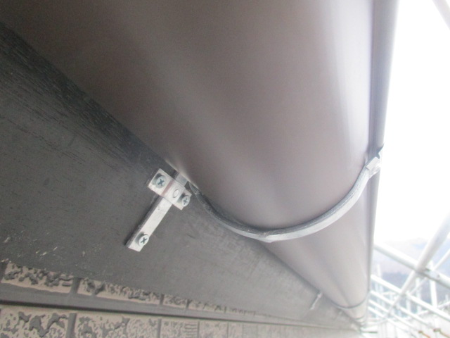 日光市で旧破損雨樋と金具撤去し新規雨樋取付　火災保険