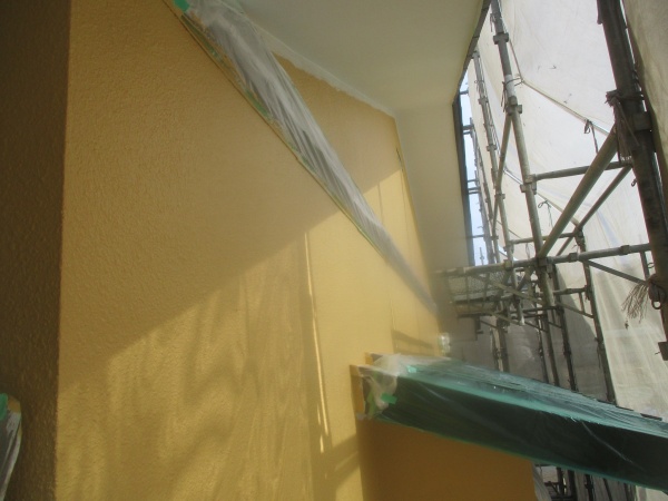 １階の外壁中塗りが終了しました