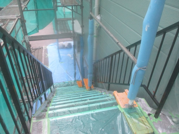 階段手摺りの中塗り塗装終了です