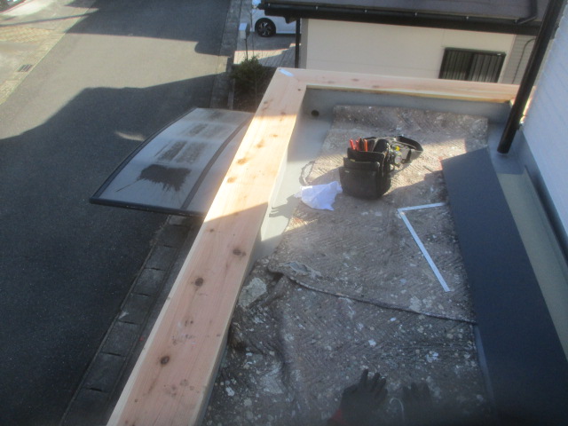 宇都宮市の雨漏り修繕工事で笠木板金を取り付けました