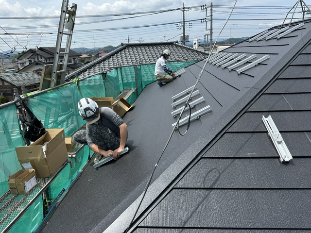 仕上がりが見えてきた宇都宮市で外壁上塗り太陽光パネル復旧