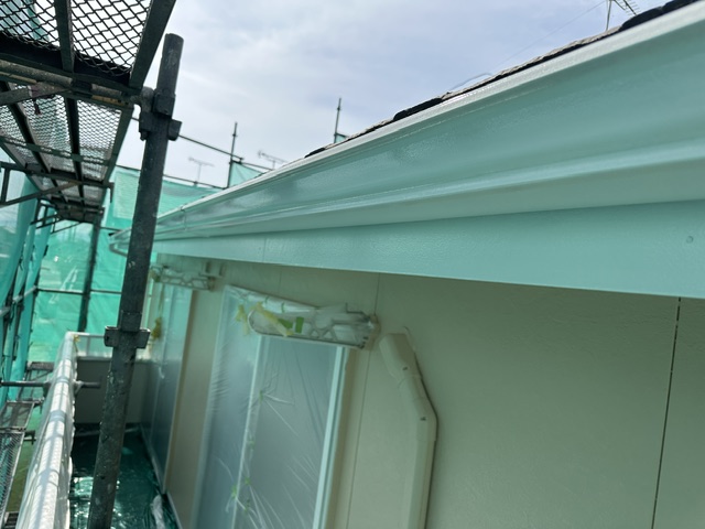 破風竪樋塗装１回目終了