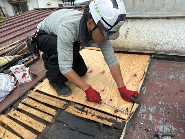 日光市雨漏り瓦棒屋根修繕工事　葺き替え・下地補強・壁水切り