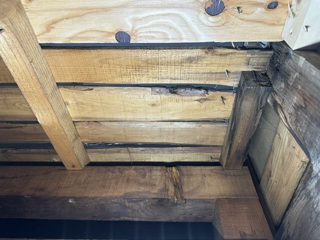 小屋裏雨染み