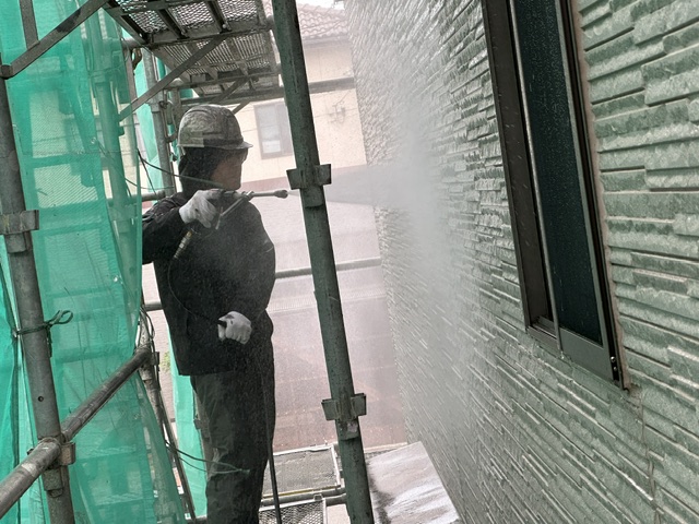 小山市外壁塗装工事　高圧洗浄・既存コーキング撤去　打ち替え準備