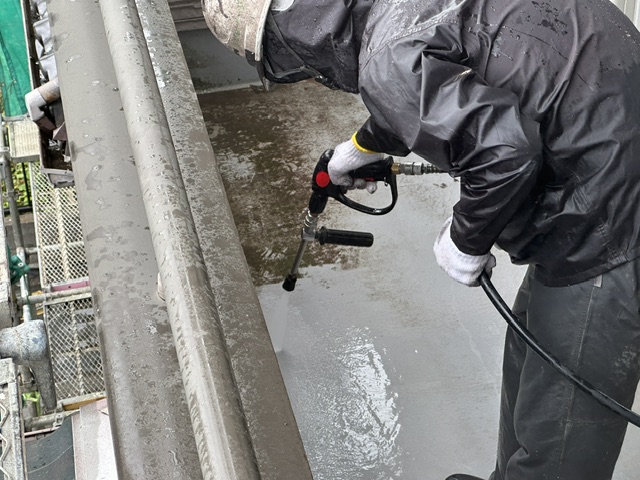 ベランダ床の洗浄中