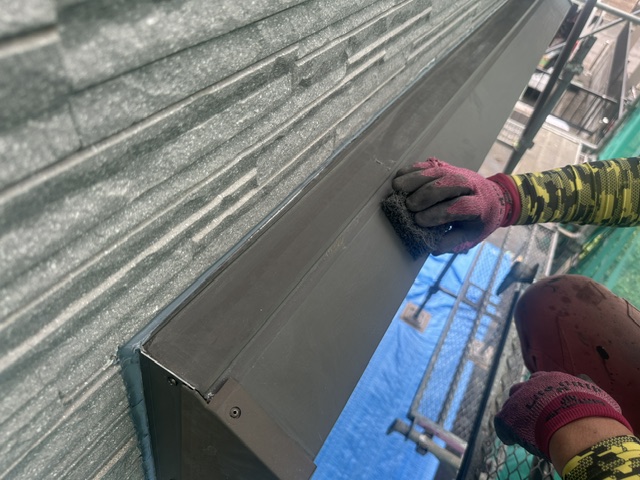 小山市 外壁塗装工事 板金部ケレン錆止め塗布外壁塗装前養生