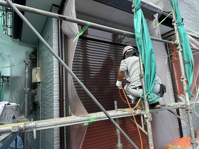 中塗り吹付中