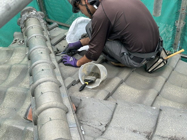 傷んだ漆喰撤去中
