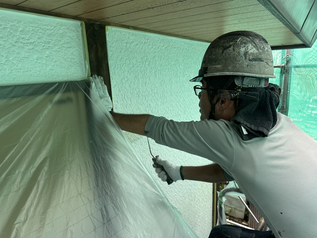 宇都宮市屋根修繕外壁塗装雨樋交換工事 養生作業・外壁下塗り