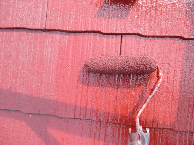 コロニアル屋根材の上塗り中です