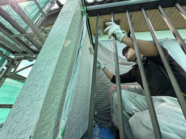 宇都宮市屋根修繕 外壁塗装・雨樋交換 外壁の中塗り〜上塗り作業