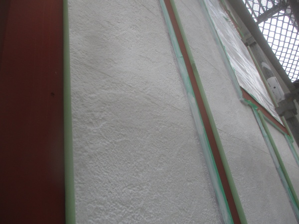 ALC吹付外壁の中塗りが終了しました