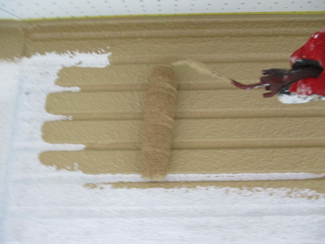 宇都宮市の外壁塗装工事で下塗りと中塗り　アレスダイナミックTOP