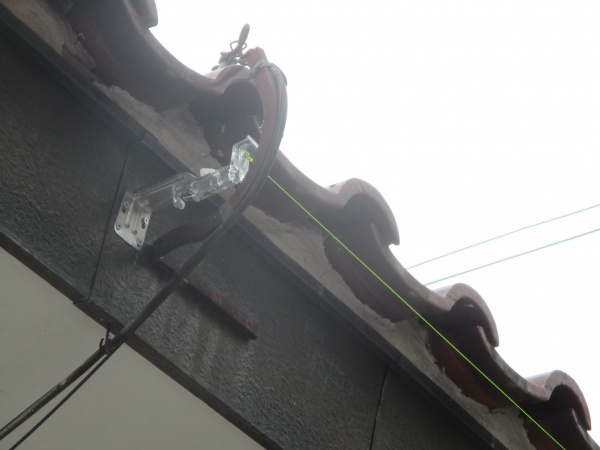 新規金具取り付け中