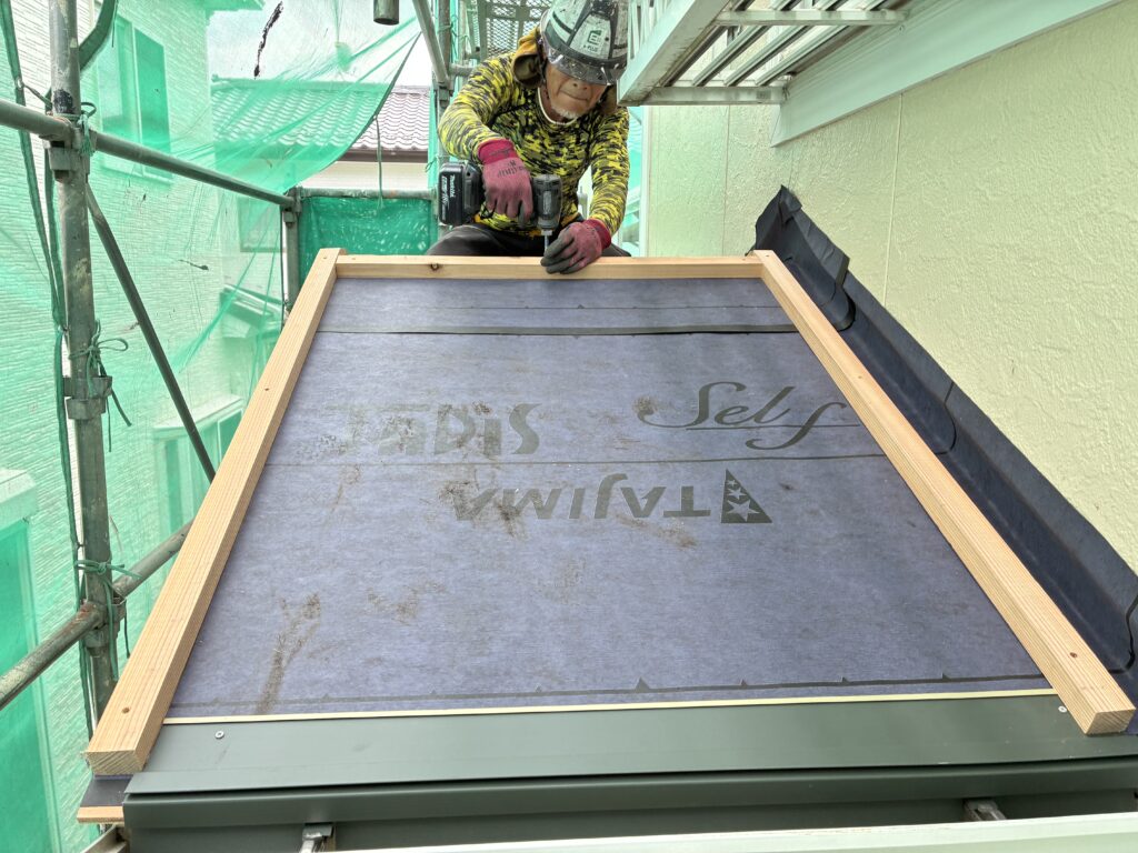 さくら市屋根葺き替え　下屋根ルーフ張り・ケラバ棟板金の取り付け