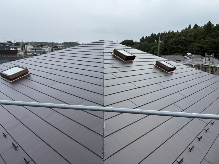 宇都宮市屋根カバー工法　横暖ルーフ張り上げ天窓廻り捨て谷施工