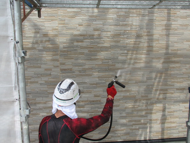 宇都宮市でコロニアル屋根と窯業系外壁塗装工事が着工しました。