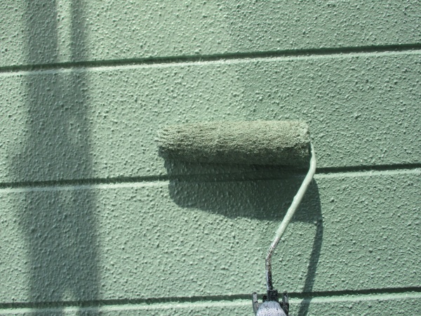 野木町の窯業系外壁材塗装工事で外壁上塗りと役物塗装