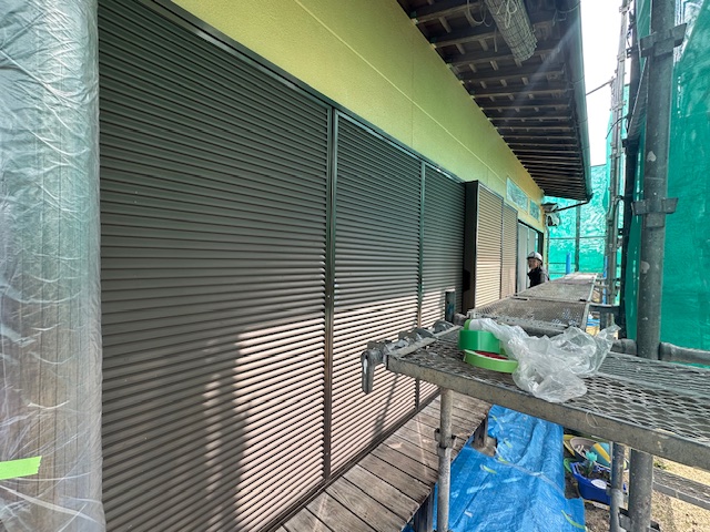 益子町の外壁塗装工事で雨戸、戸袋の吹付塗装をしました。