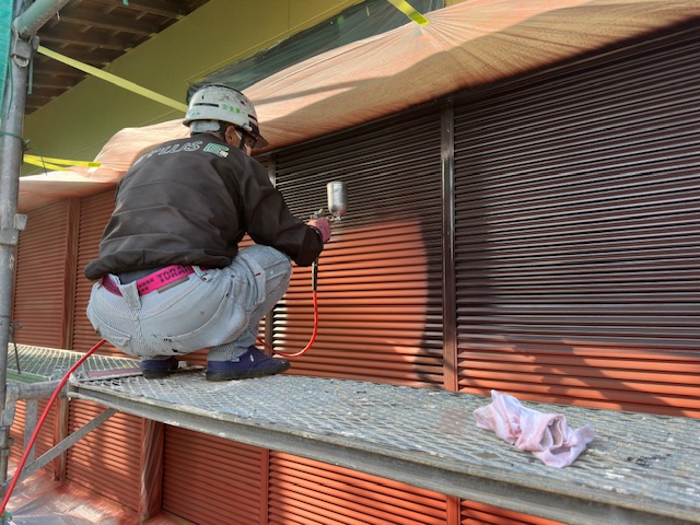 益子町で雨戸と戸袋をアクリルシリコン塗料で吹付塗装をしました。