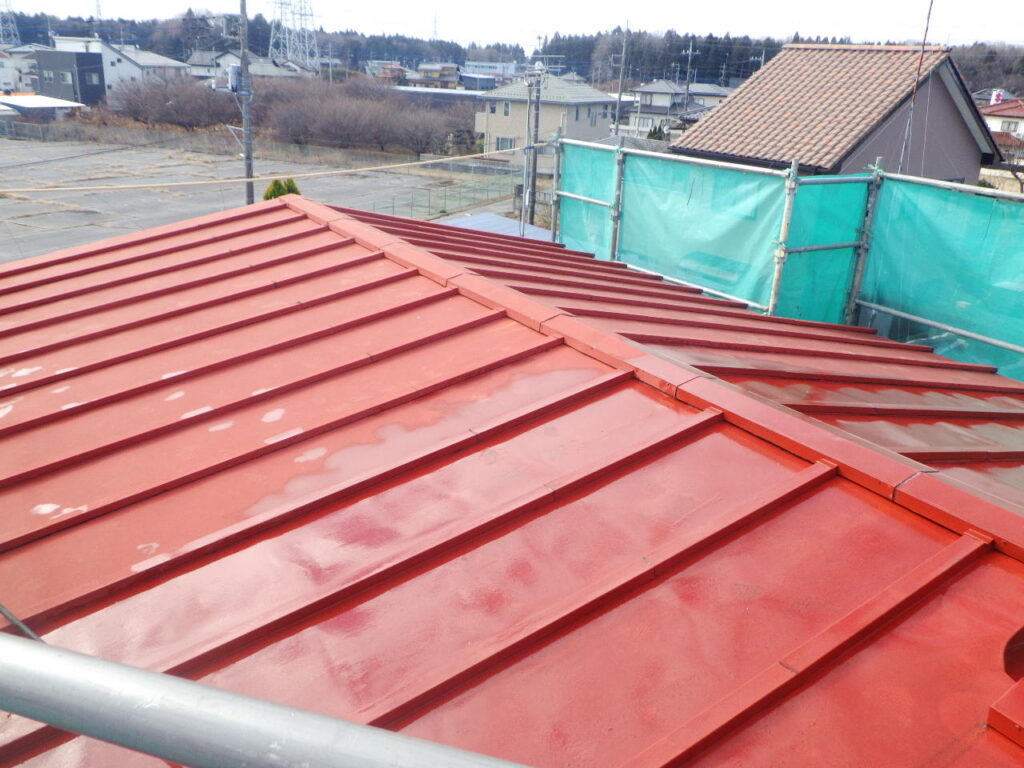 宇都宮市で瓦棒の板金屋根塗装工事が着工となりました。